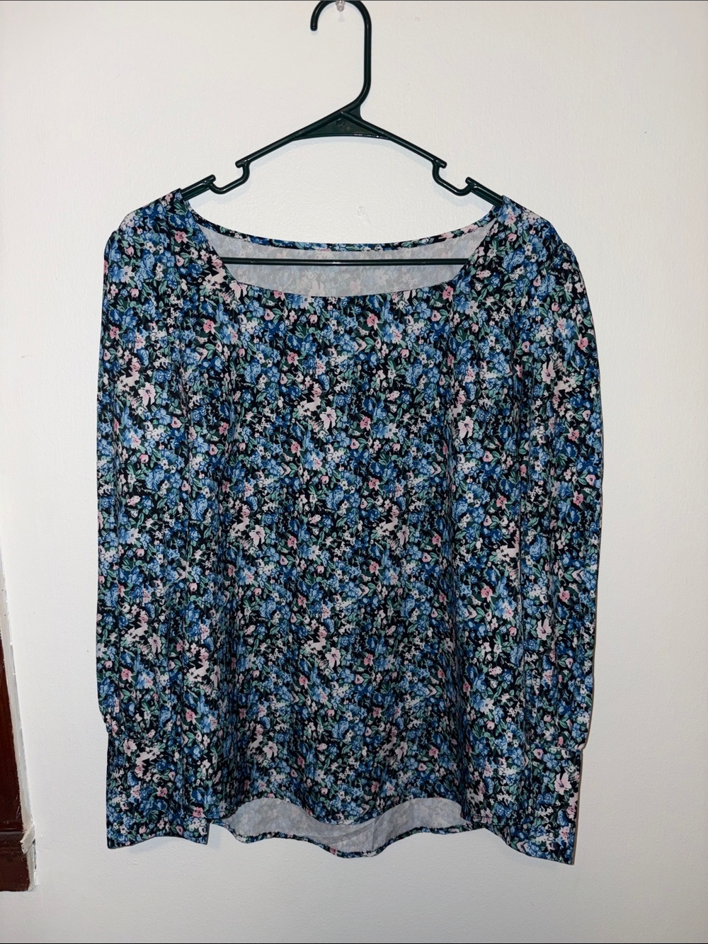 Women's Blue Floral Long-Sleeve Scoop Neck Blouse